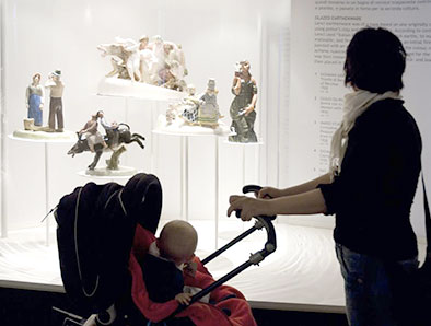 mamma e bambino al museo